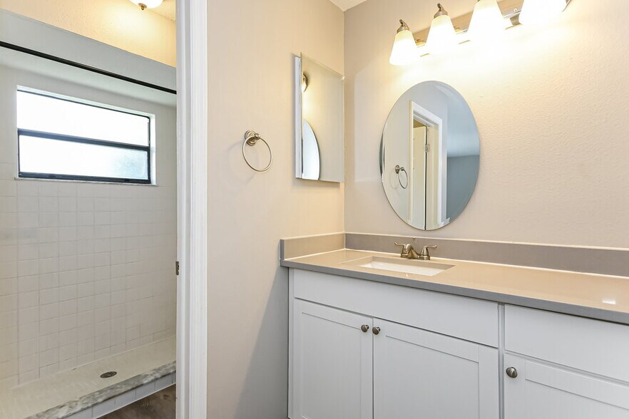 Building Photo - 351 Montgomery Ct