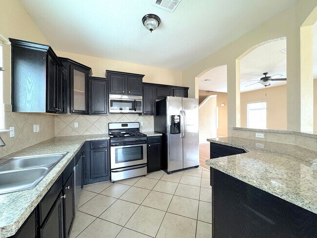 Building Photo - Sandstone Ranch Estates 4Bed/2.5bath Refrig A/C!