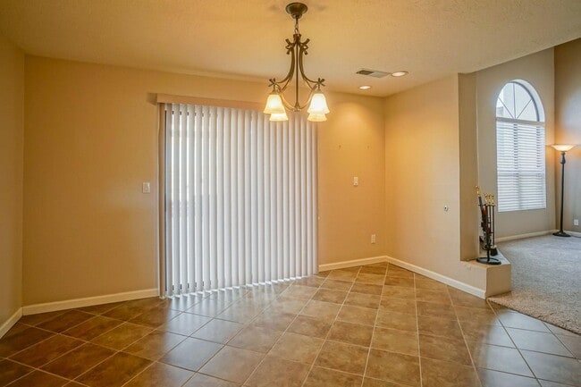 Building Photo - Amazing 3 bed 2 bath NE Heights Townhome