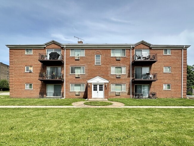 Building Photo - 1653 Oakwood Ave