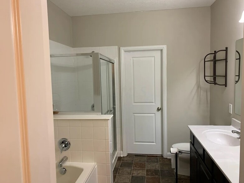 Building Photo - 7873 Waggoner Trace Dr