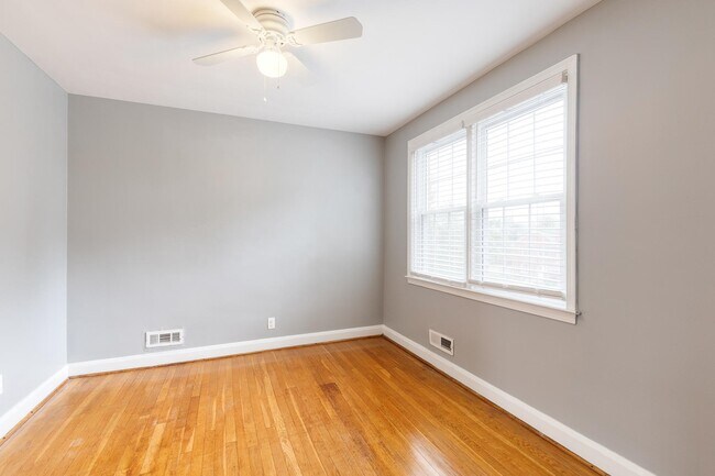 Building Photo - 1517 Dellsway Rd