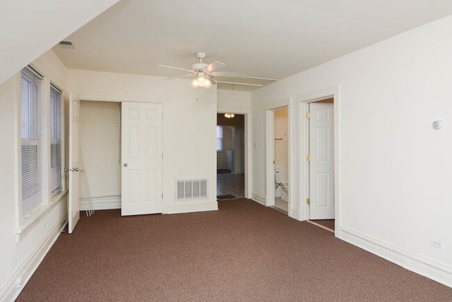 Building Photo - 3040 N Clybourn Ave