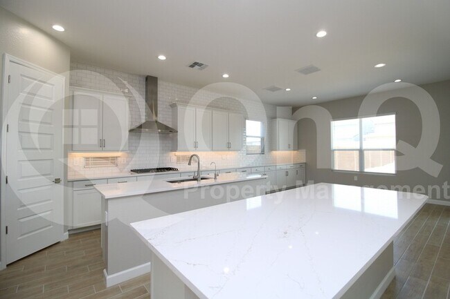 Building Photo - 5976 E Quail Ave