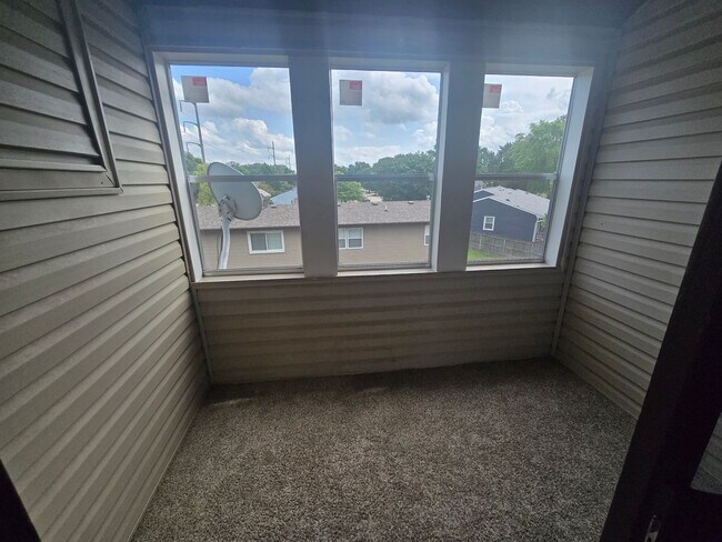 Building Photo - Gorgeous 2 Bedroom