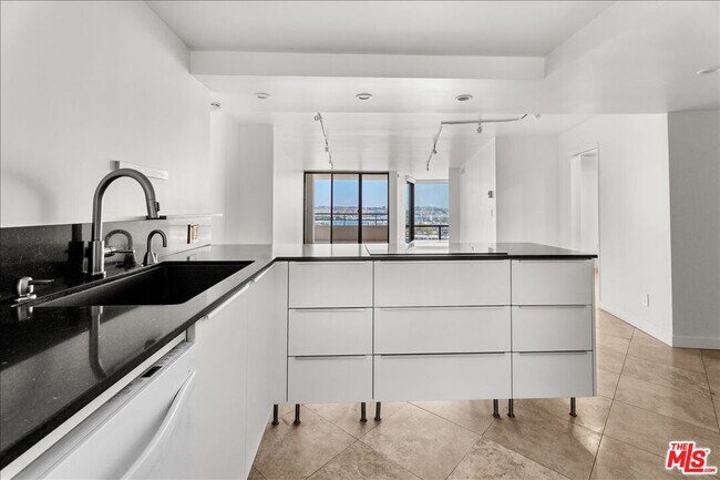Building Photo - 4314 Marina City Dr