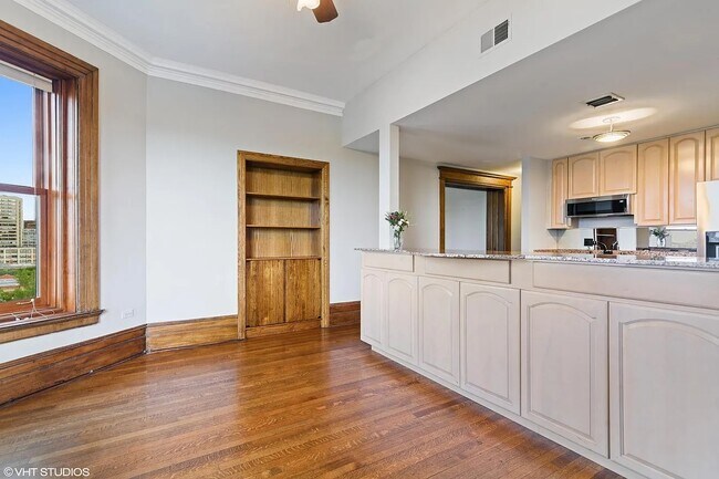 Building Photo - 559 W Surf St