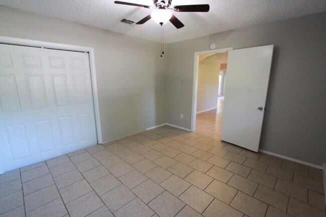 Building Photo - Southeast Austin Home with Vaulted Ceilings, Bonus Room & Private Backyard