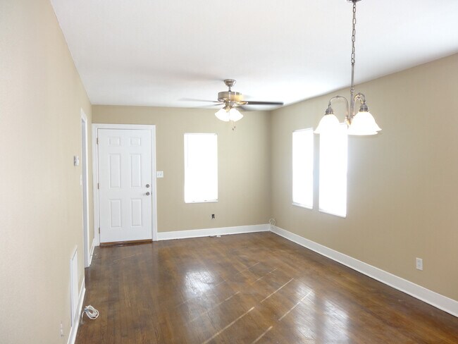 Building Photo - Three Bedrooms One Bathroom with Shaded Porch