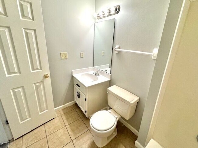 Building Photo - Renovated Homme! Southeast Memphis- Now Le...