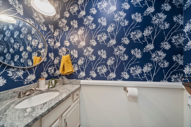 Building Photo - 8 Hampton Ct