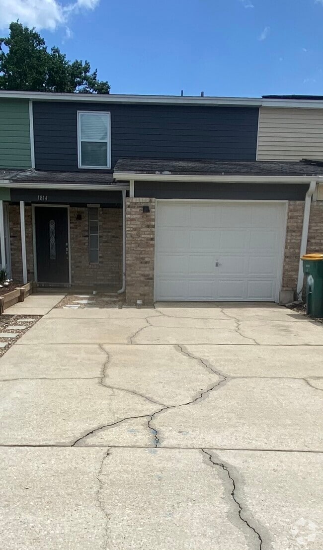 Building Photo - 1814 Whispering Oaks Ln