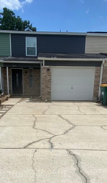 Primary Photo - 1814 Whispering Oaks Ln