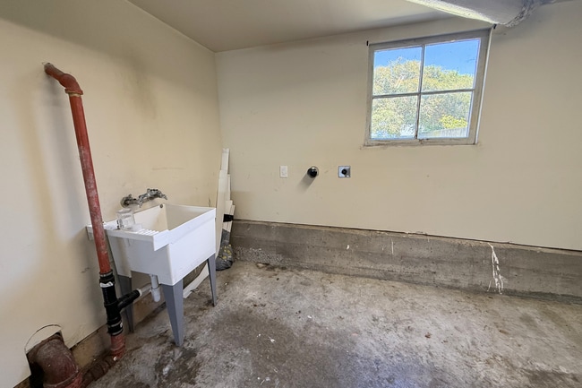 Building Photo - Spacious 3-Bedroom Home with Hardwood Floors & Large Backyard in South San Francisco