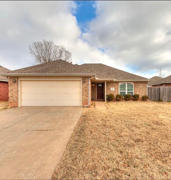 Front view - 520 S Castle Ridge Ln