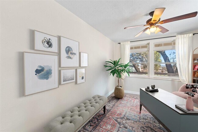 Building Photo - 2033 Lakeview Dr