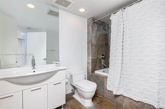 Building Photo - 475 Brickell Ave