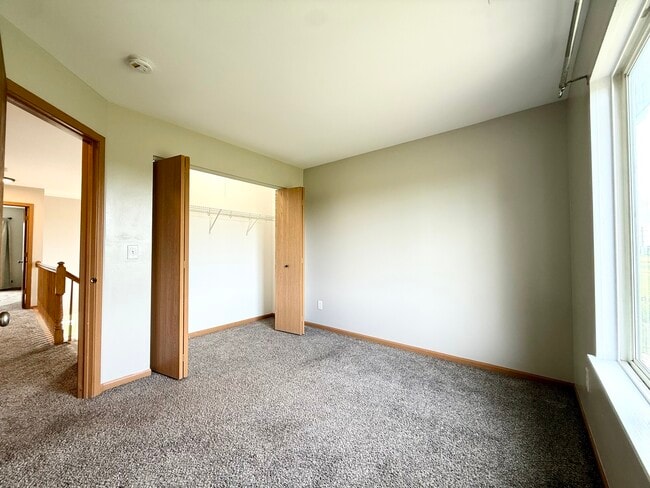 Building Photo - 388 Richmond Dr