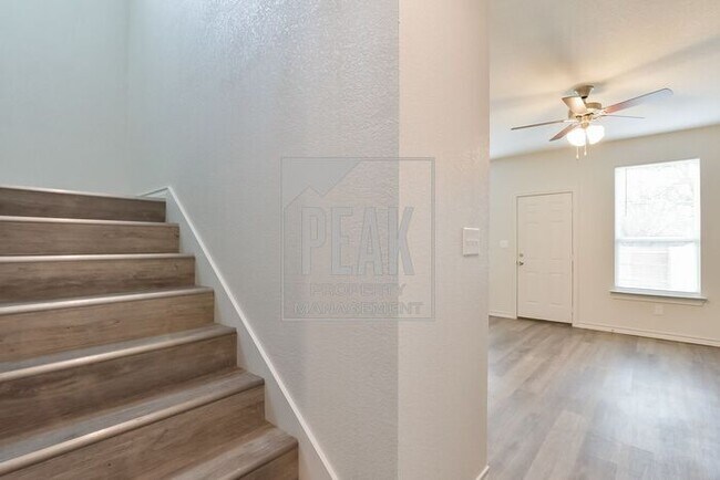 Building Photo - $1395! Stunning Fort Worth Duplex Available for Rent! Stainless Steel Fridge included!