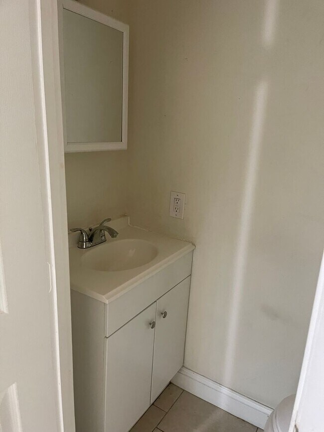 Building Photo - Alban Park Townhome