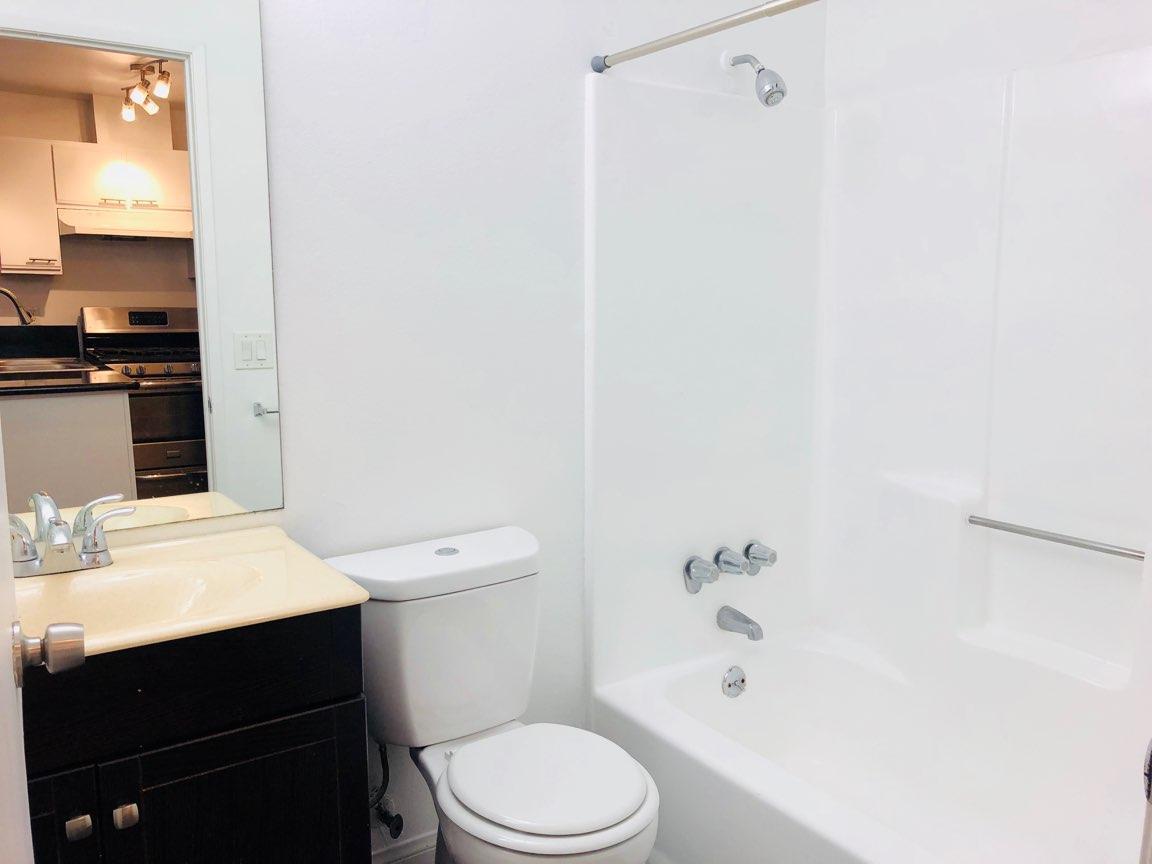 Building Photo - 833 S Berendo St