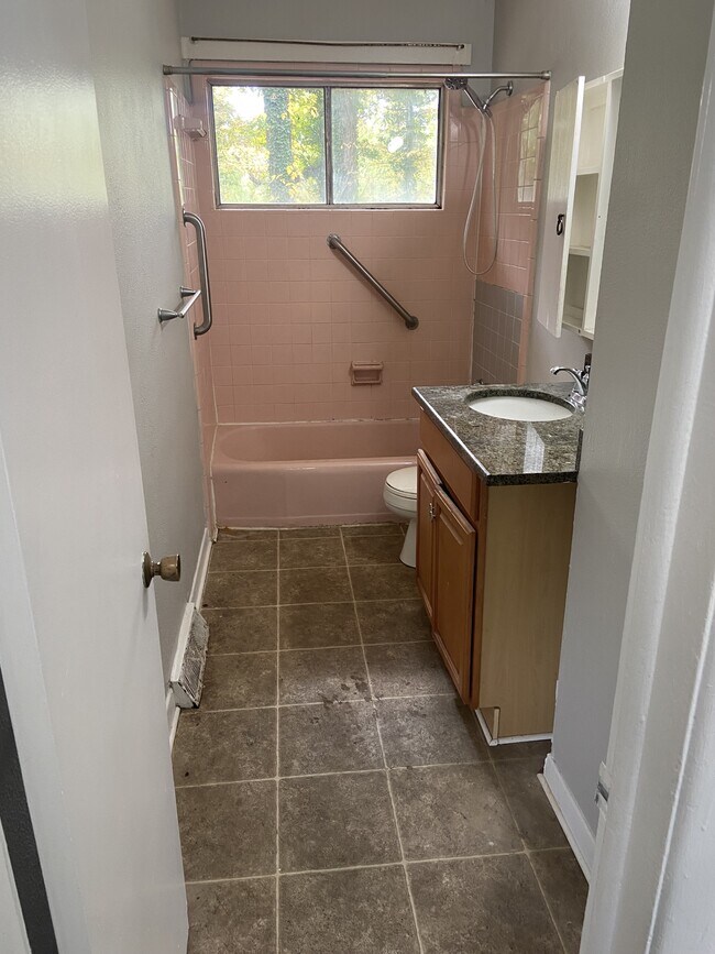 Building Photo - 622 Camrose Dr