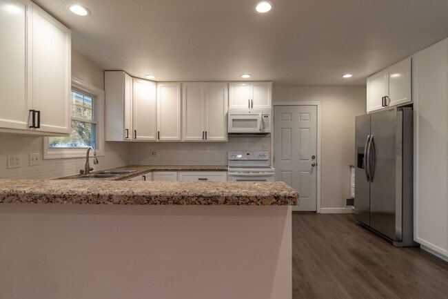 Building Photo - 5 Bed 2 Bath Home Available in Spokane Val...