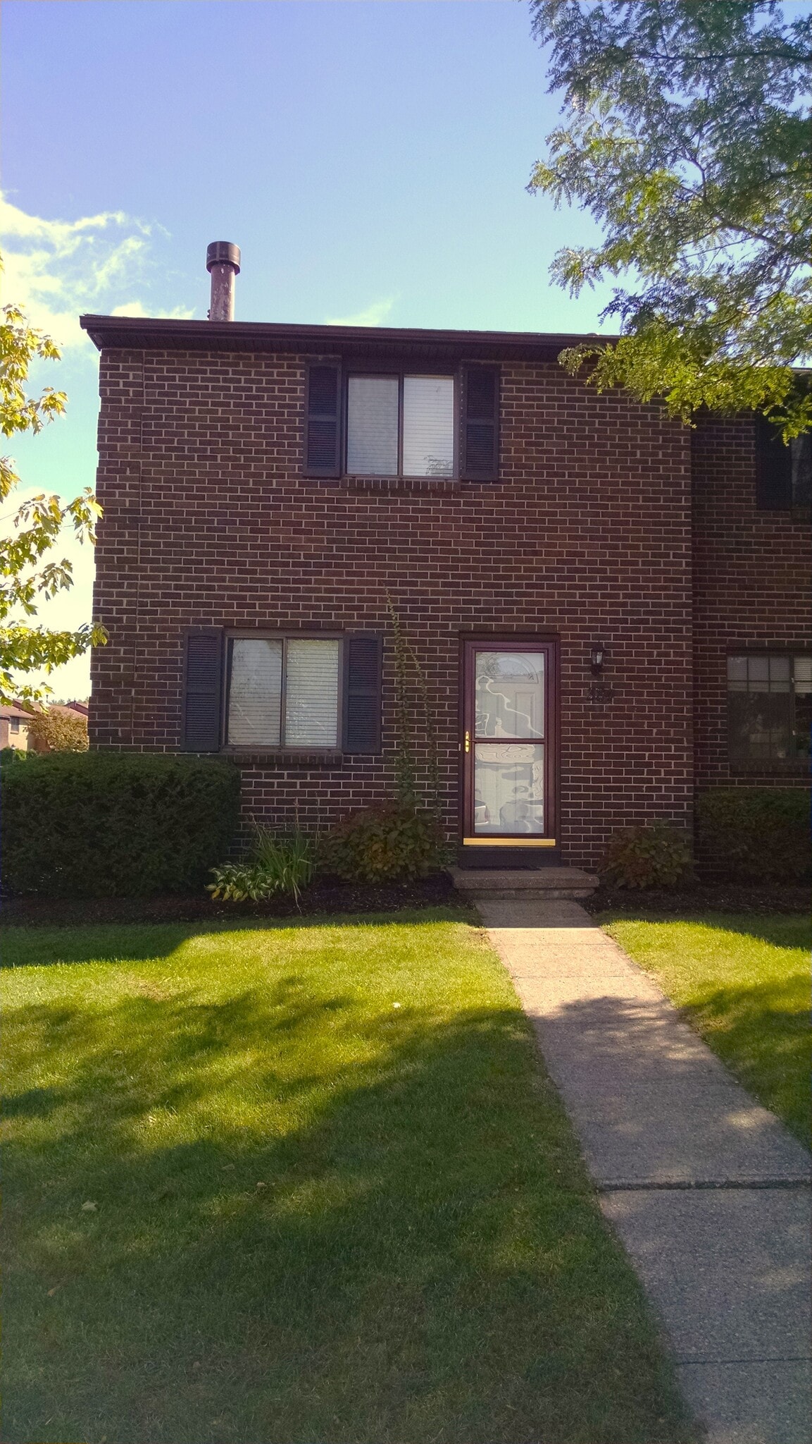 Front - 384 Surrey Hill Way