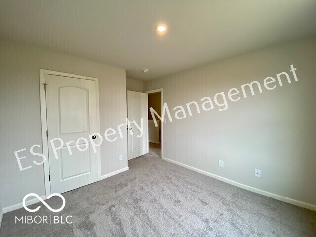 Building Photo - 2608 W Kings Cyn Dr