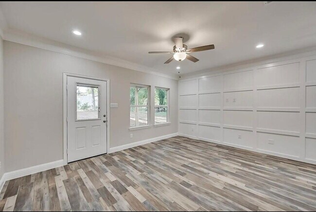 Building Photo - Spacious Townhome Near Several Parks