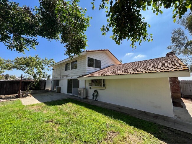 Building Photo - 4 Bed 3 Bath in Del Cerro