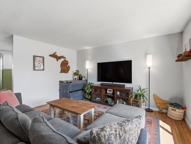 Building Photo - Spacious 5-Bedroom Ranch Backing to the High Line Canal in Littleton