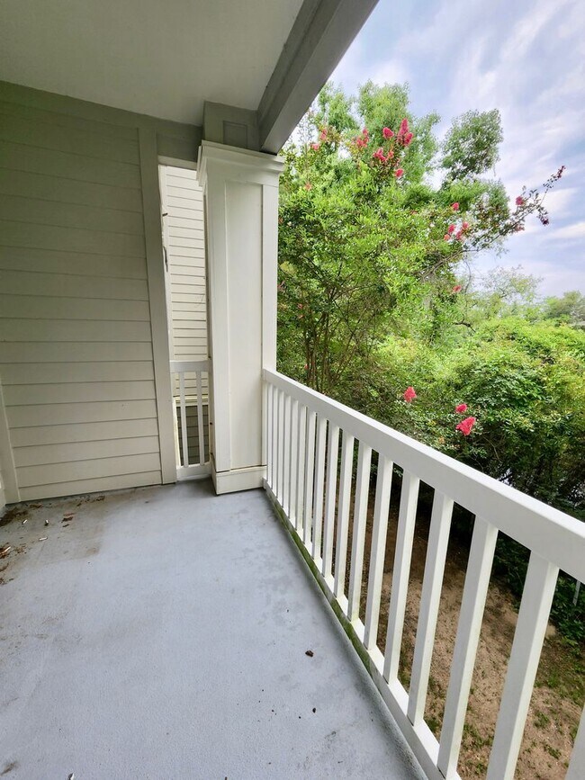 Building Photo - Two bedroom condo with garage - James Island
