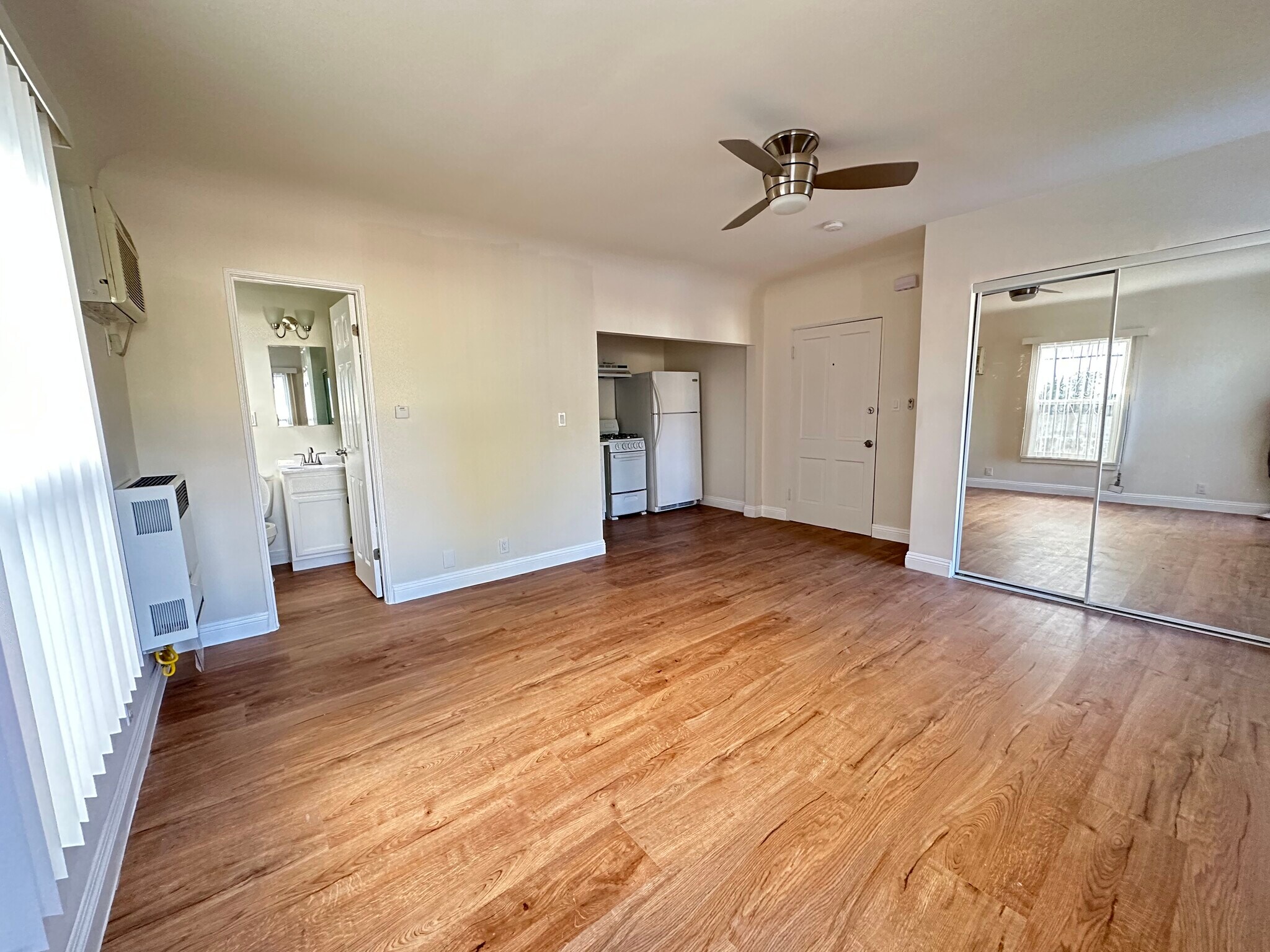 Building Photo - 265 S Manhattan Pl