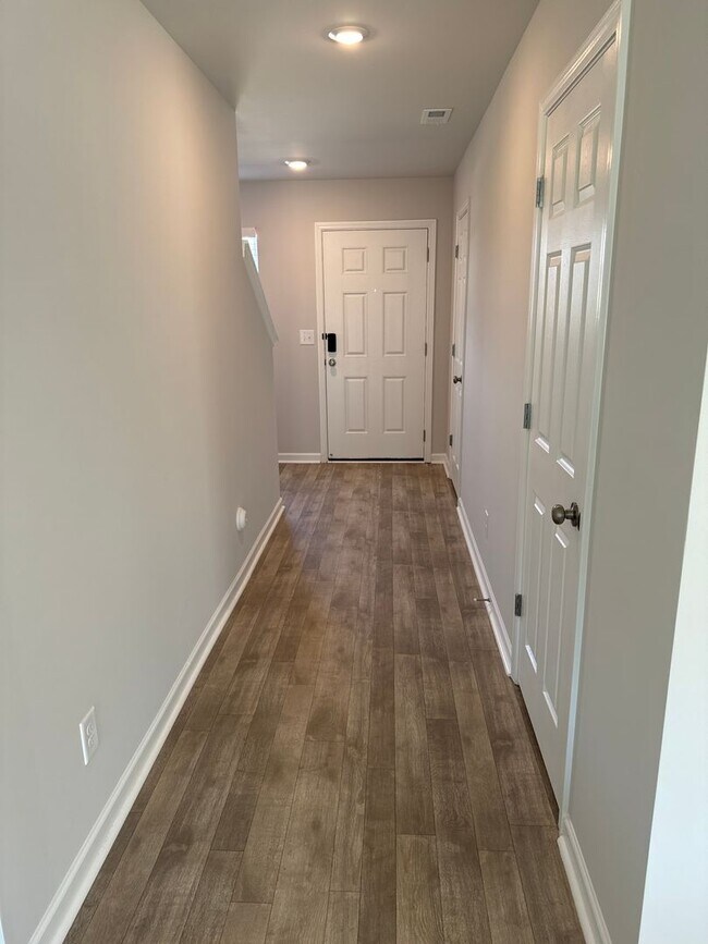 Building Photo - Three Bedroom | Two and a Half Bath Townhome in Driftwood | Lincoln Schools!