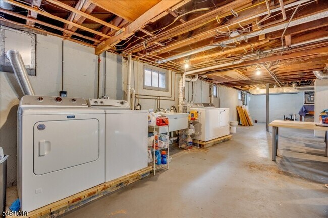 Building Photo - 44 Walnut Crescent