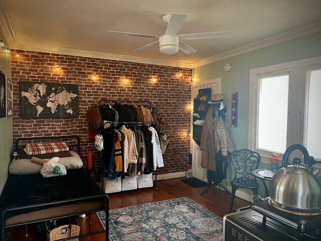 Building Photo - Cute and Cozy Studio in Los Angeles w/ Gar...
