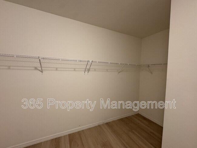 Building Photo - 471 Seasons Dr