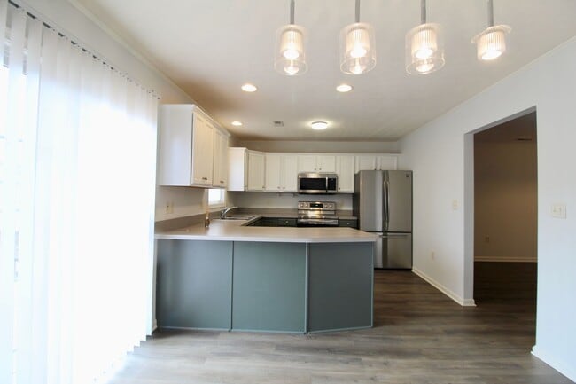 Building Photo - 3 story townhome with fenced in yard for rent in Taylor Springs