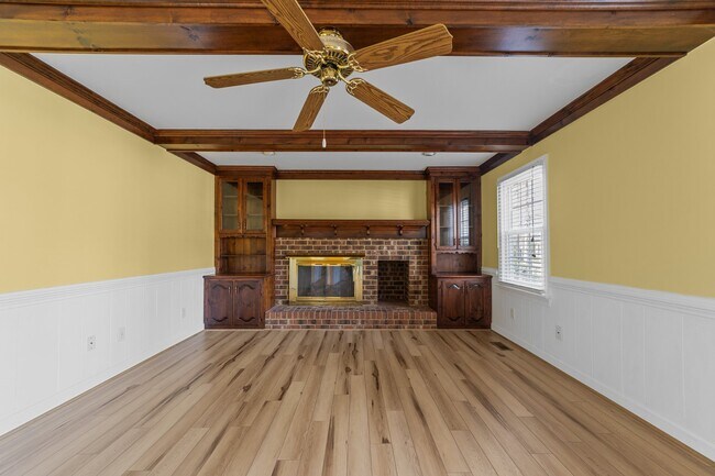 Building Photo - 832 Chalbourne Dr