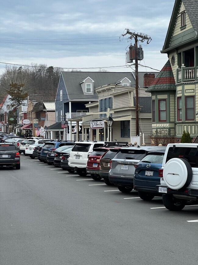 Building Photo - Stunning 2 bedroom and 3 Bathroom Townhome Style Condo / w Pool