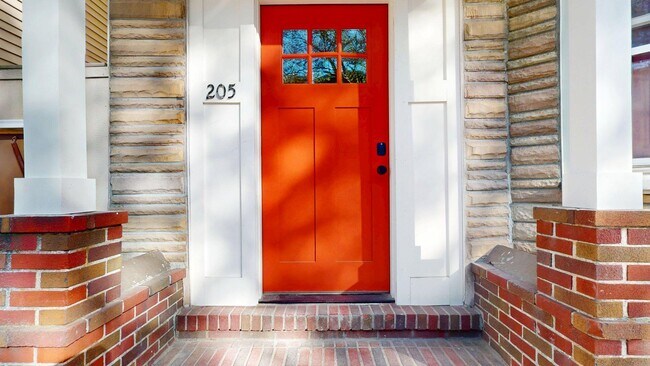 Building Photo - 205 Chelsea St