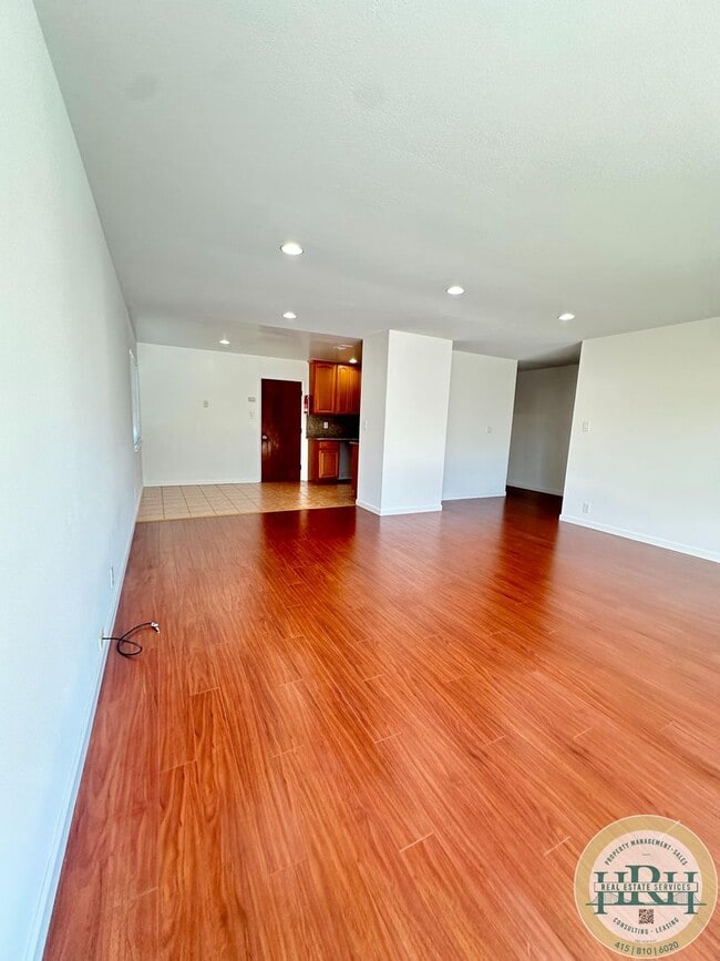 Building Photo - Spacious & Bright 3BR|2BA House in the Heart of San Lorenzo