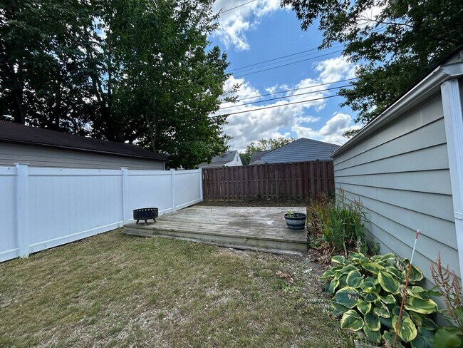 Building Photo - Spacious 3-Bedroom, 2-Bath House in South Euclid