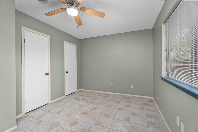 Building Photo - 6 S Pineplank Ct