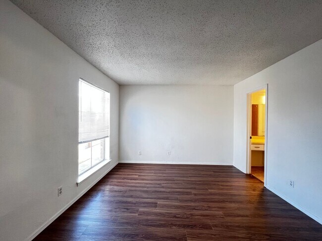 Building Photo - Location! Location! Location! Lovely 2-Sto...