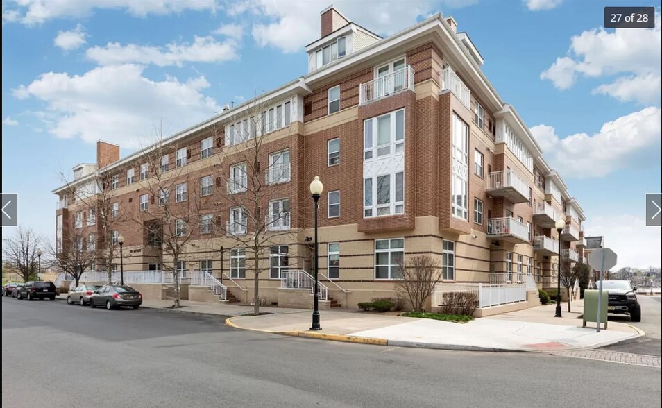 Building Photo - 368 Rector St