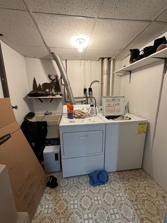 Building Photo - PRICE DROP + NO BROKER FEE....Townhouse, Central AC, 2 Parking Spots