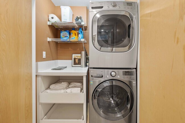 Building Photo - 121 Marine Pl