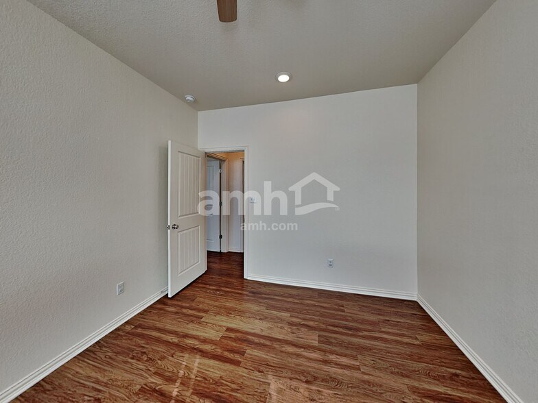 Building Photo - 2722 Lillybrook Ln